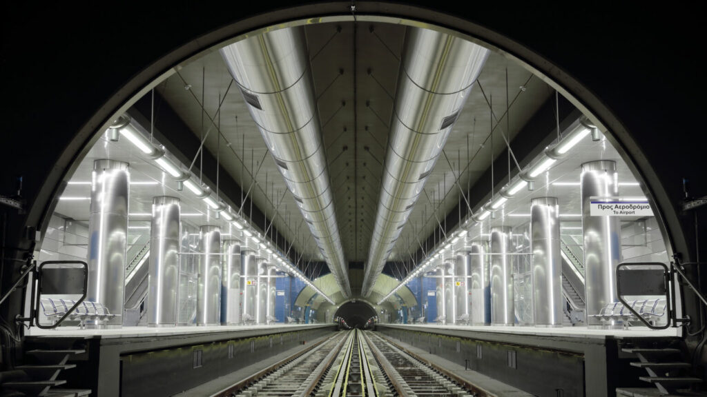 άποψη αποβάθρας σταθμού μετρό μεσα από Τούνελ με ράγες τρένου